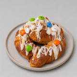 Croissant relleno de chocolate blanco con cobertura de chocolate y Lacasitos en Tarragona