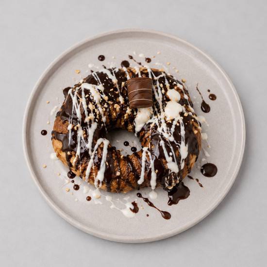 Croissant Relleno de Kinder con Cobertura de Chocolate Blanco, Chocolate Negro y Almendra Crocanti
