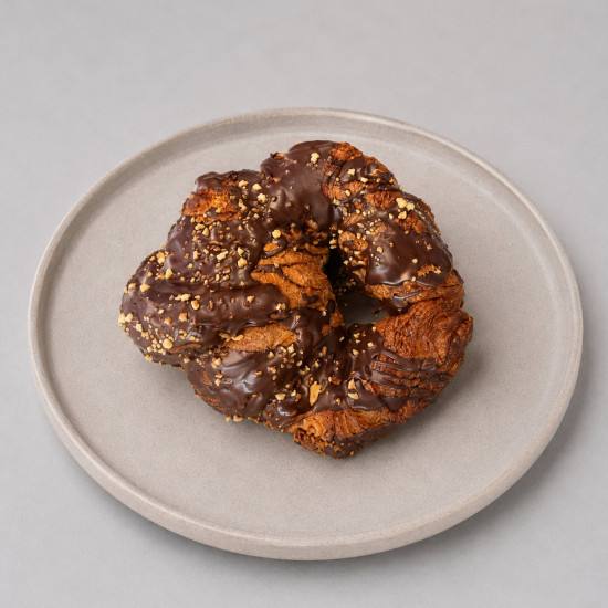 Croissant Relleno de Nutella con Cobertura de Chocolate y Almendra Crocanti