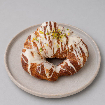 Croissant Relleno de Pistacho con Cobertura de Pistacho y Virutas de Pistacho Artesanal | Tu Obrador Tarragona