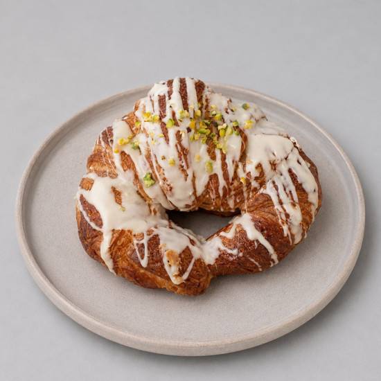 Croissant Relleno de Pistacho con Cobertura de Pistacho y Virutas de Pistacho