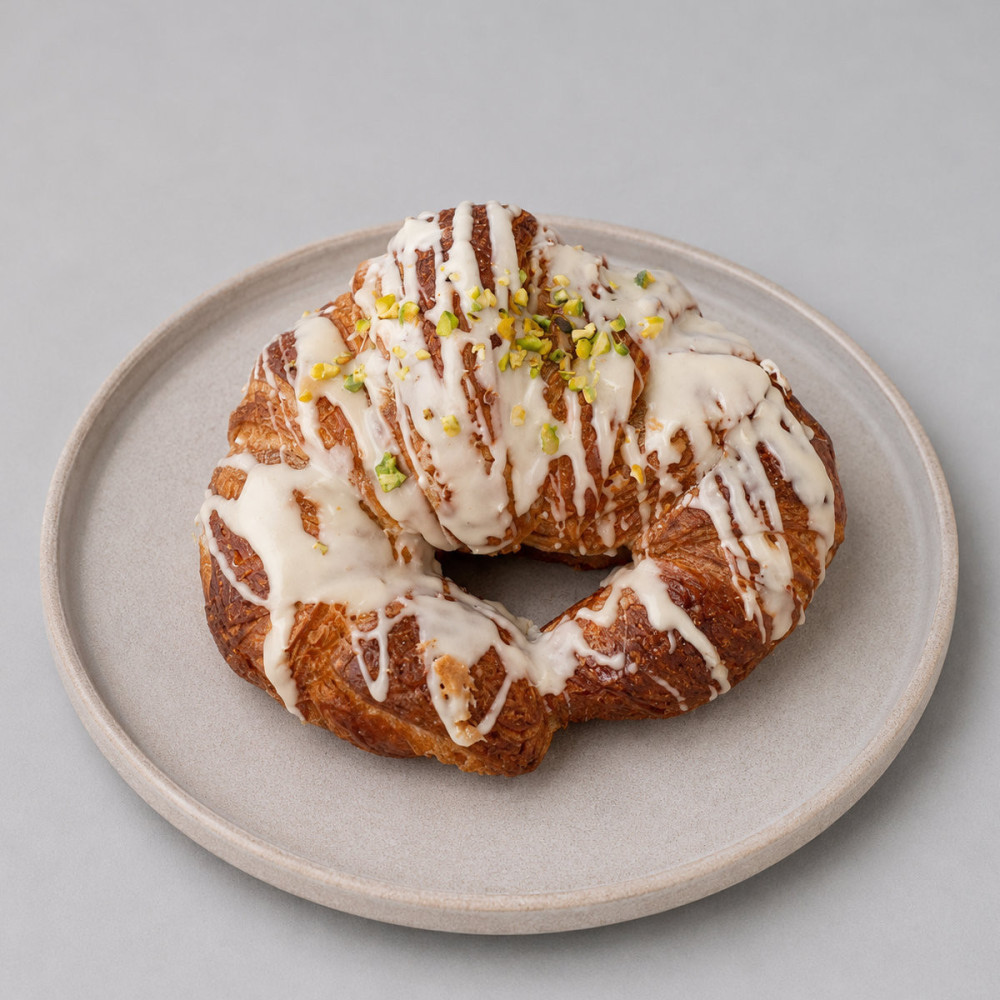 Croissant Relleno de Pistacho con Cobertura de Pistacho y Virutas de Pistacho Artesanal | Tu Obrador Tarragona
