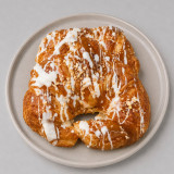 Croissant relleno de dulce de leche con cobertura de chocolate blanco y almendra crocanti en Tarragona