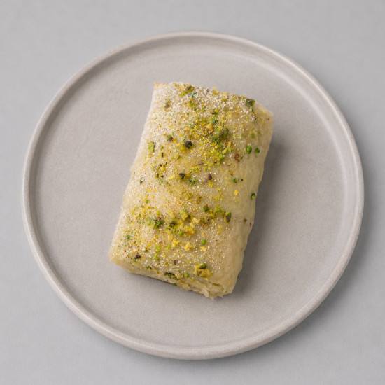 Mini brazo de gitano de pistacho con cobertura y virutas de pistacho elaborado en Tarragona