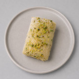 Mini brazo de gitano de pistacho con cobertura y virutas de pistacho elaborado en Tarragona