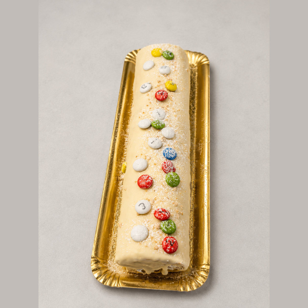 Brazo de gitano de chocolate blanco con cobertura de chocolate blanco y almendra crocanti en Tarragona