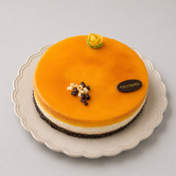 Pastel San Marcos artesanal con nata y yema tostada en Tarragona