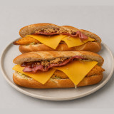 Bocadillo de Pollo Crujiente con Bacon, Queso y Cebolla Crujiente Tu Obrador