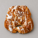Croissant relleno de dulce de leche con cobertura de chocolate blanco