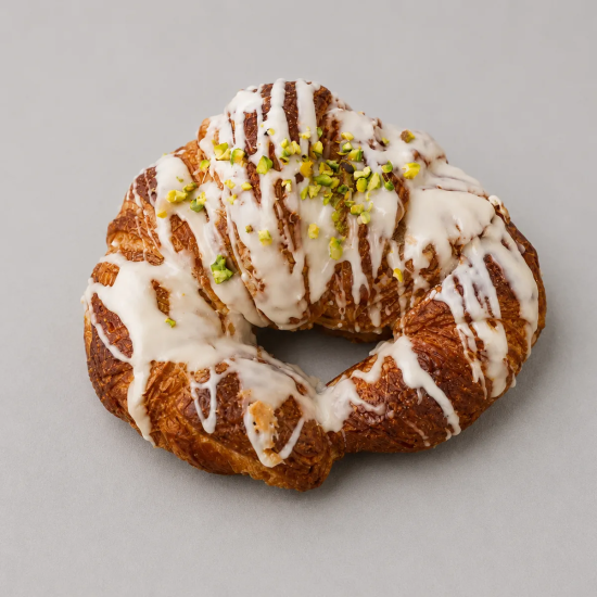 Croissant Relleno de Pistacho con Cobertura de Pistacho y Virutas de Pistacho  Tu Obrador Tarragona
