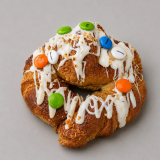 Croissant relleno de chocolate blanco con cobertura de chocolate y Lacasitos Tu Obrador