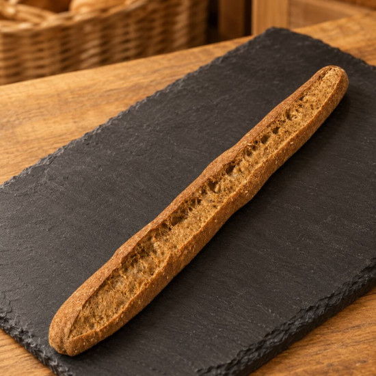 Barra de cereales artesanal sobre pizarra
