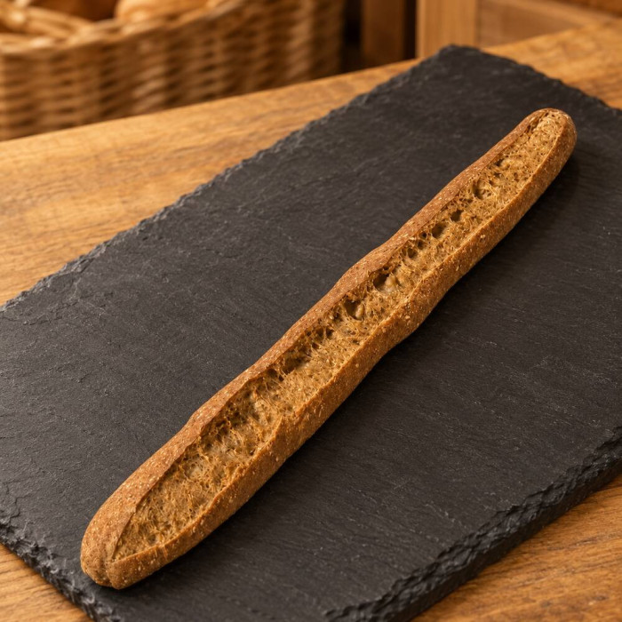 Barra de cereales artesanal sobre pizarra