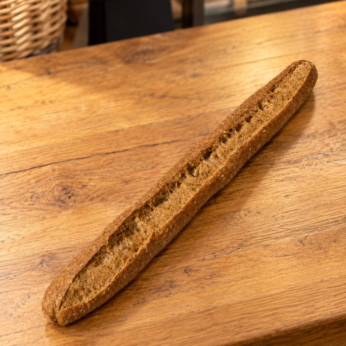 Barra de cereales artesanal sobre madera
