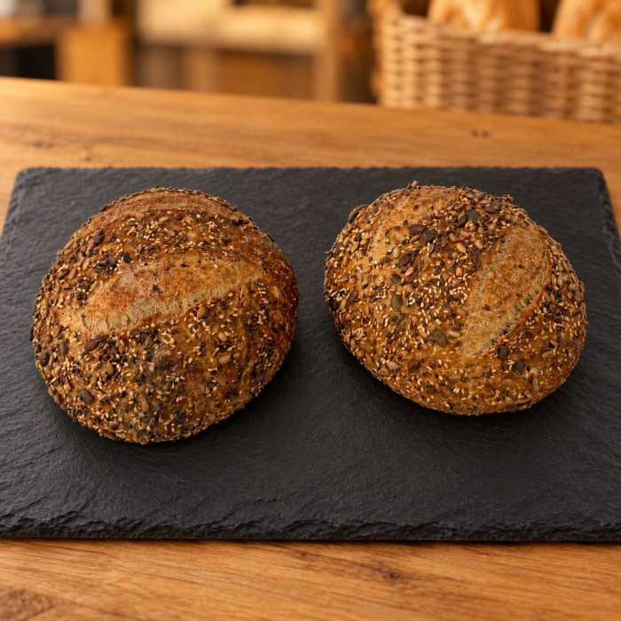 Dos panes Multigrain artesanales sobre pizarra