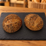 Dos panes Multigrain artesanales sobre pizarra