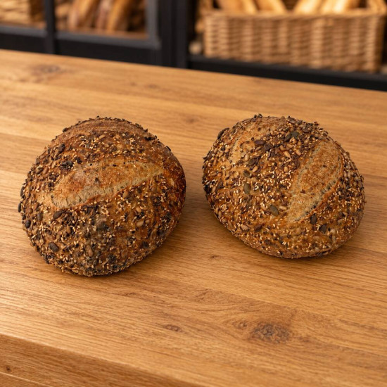 Dos panes Multigrain artesanales sobre madera