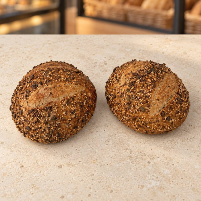 Dos panes Multigrain artesanales sobre piedra clara
