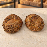 Dos panes Multigrain artesanales sobre piedra clara