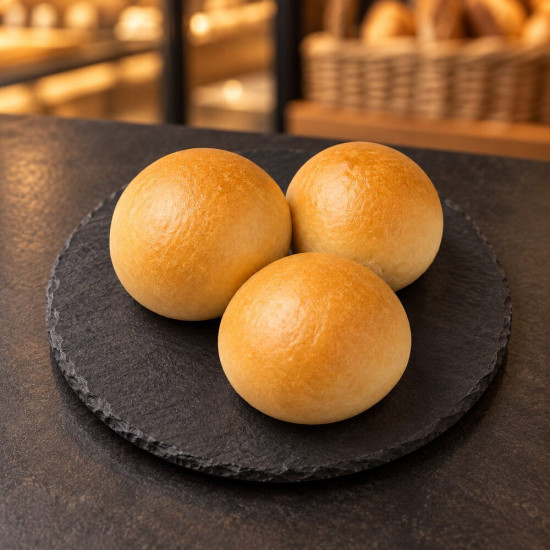 Tres mini brioches artesanales sobre pizarra