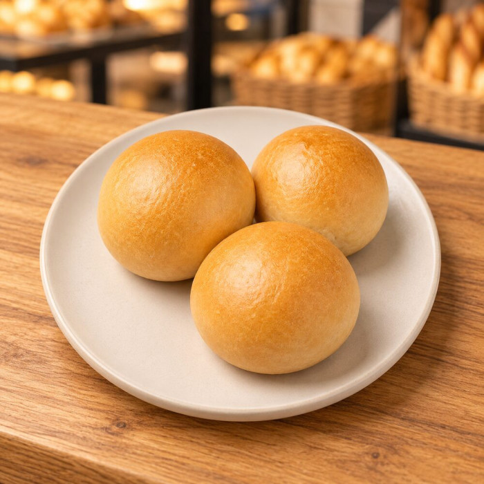 Tres mini brioches artesanales sobre madera