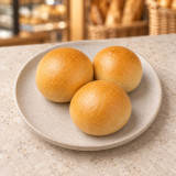 Tres mini brioches artesanales sobre piedra clara