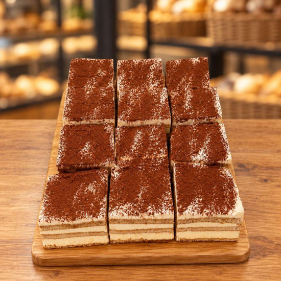 Nueve porciones de tiramisú artesanal sobre madera