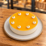 Tarta mousse de limón artesanal sobre madera