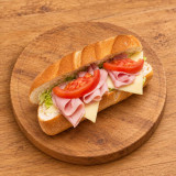 Bocadillo vegetal de jamón York y queso sobre madera