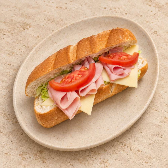 Bocadillo vegetal de jamón York y queso sobre piedra clara