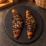Dos cruasanes argentinos de Nutella sobre pizarra