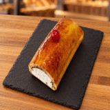 Mini brazo de gitano de nata sobre pizarra