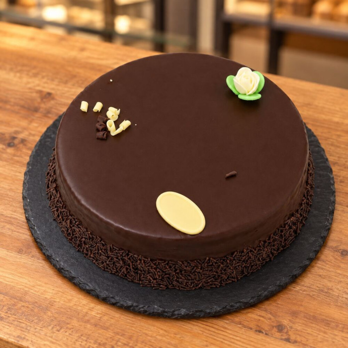 Tarta grande de chocolate sobre pizarra
