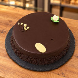 Tarta grande de chocolate sobre pizarra