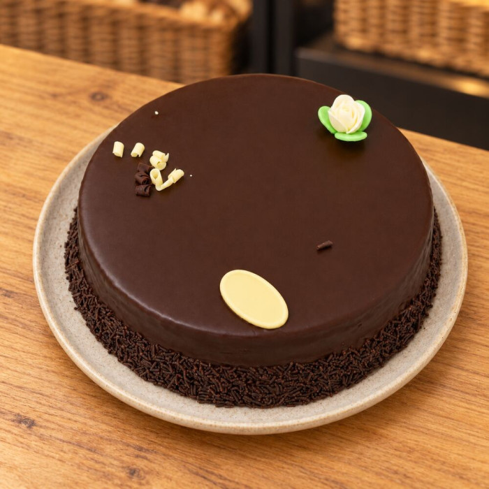 Tarta grande de chocolate sobre madera