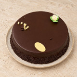 Tarta grande de chocolate sobre piedra clara