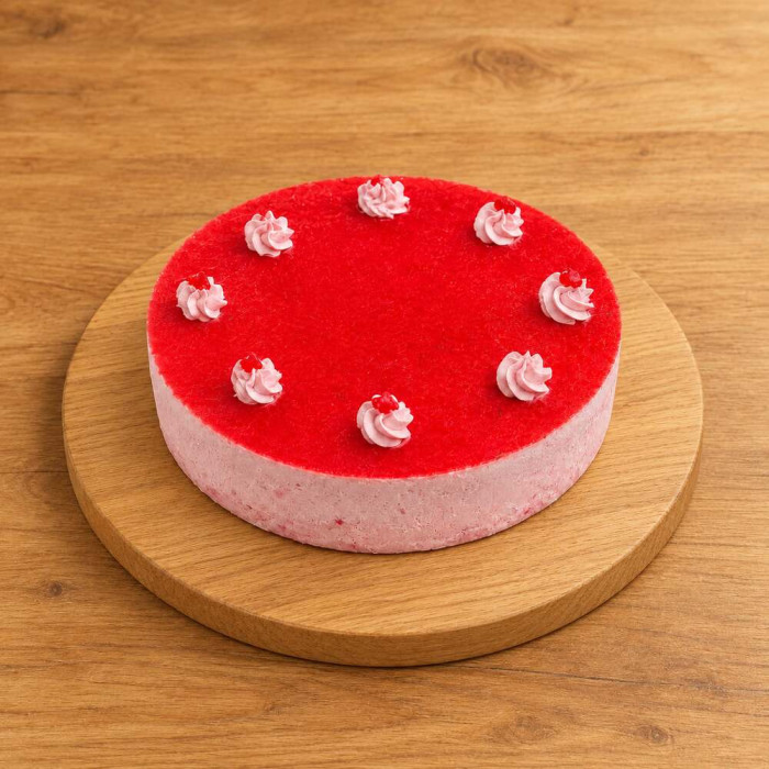 Tarta mousse de fresa sobre madera