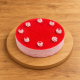 Tarta mousse de fresa sobre madera