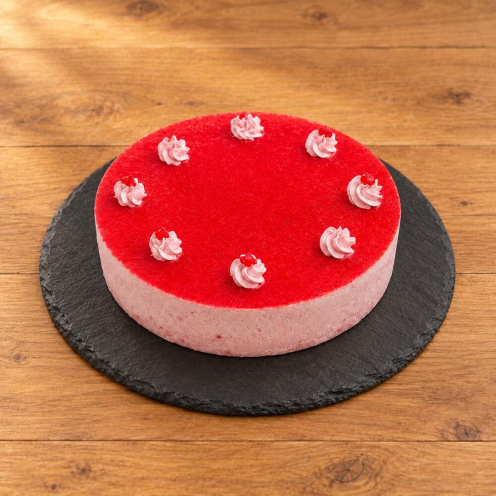 Tarta mousse de fresa sobre pizarra