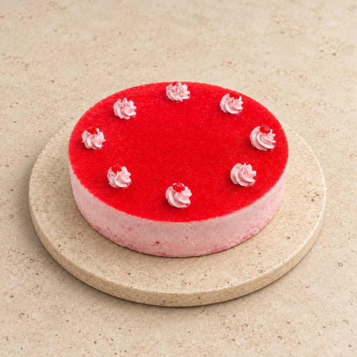 Tarta mousse de fresa sobre piedra clara