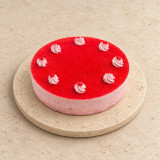 Tarta mousse de fresa sobre piedra clara
