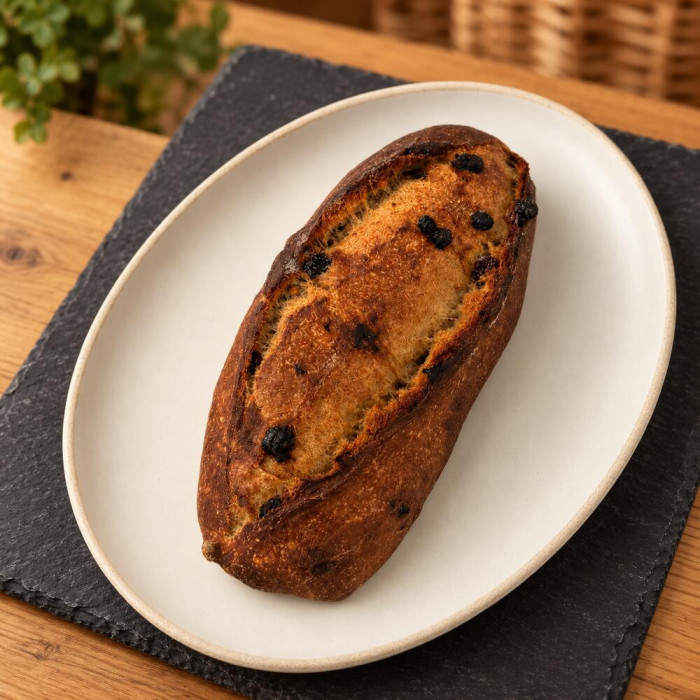 Pan de pasas y nueces sobre pizarra