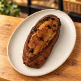 Pan de pasas y nueces sobre madera