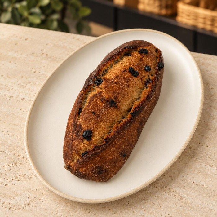 Pan de pasas y nueces sobre piedra clara
