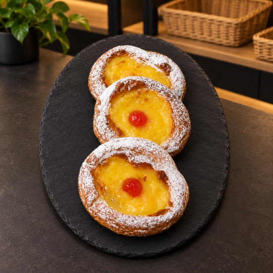 Ensaimadas de crema pastelera sobre pizarra