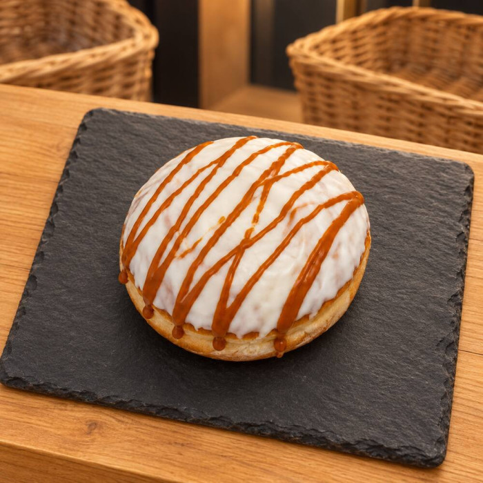 Berlina de dulce de leche sobre pizarra