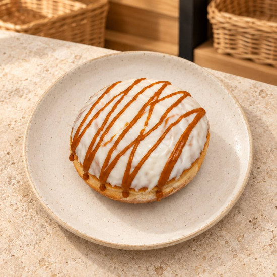 Berlina de dulce de leche sobre piedra clara