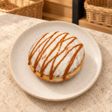 Berlina de dulce de leche sobre piedra clara