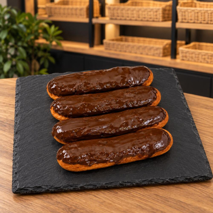 Fartons con cobertura de chocolate sobre pizarra