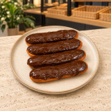 Fartons con cobertura de chocolate sobre piedra clara
